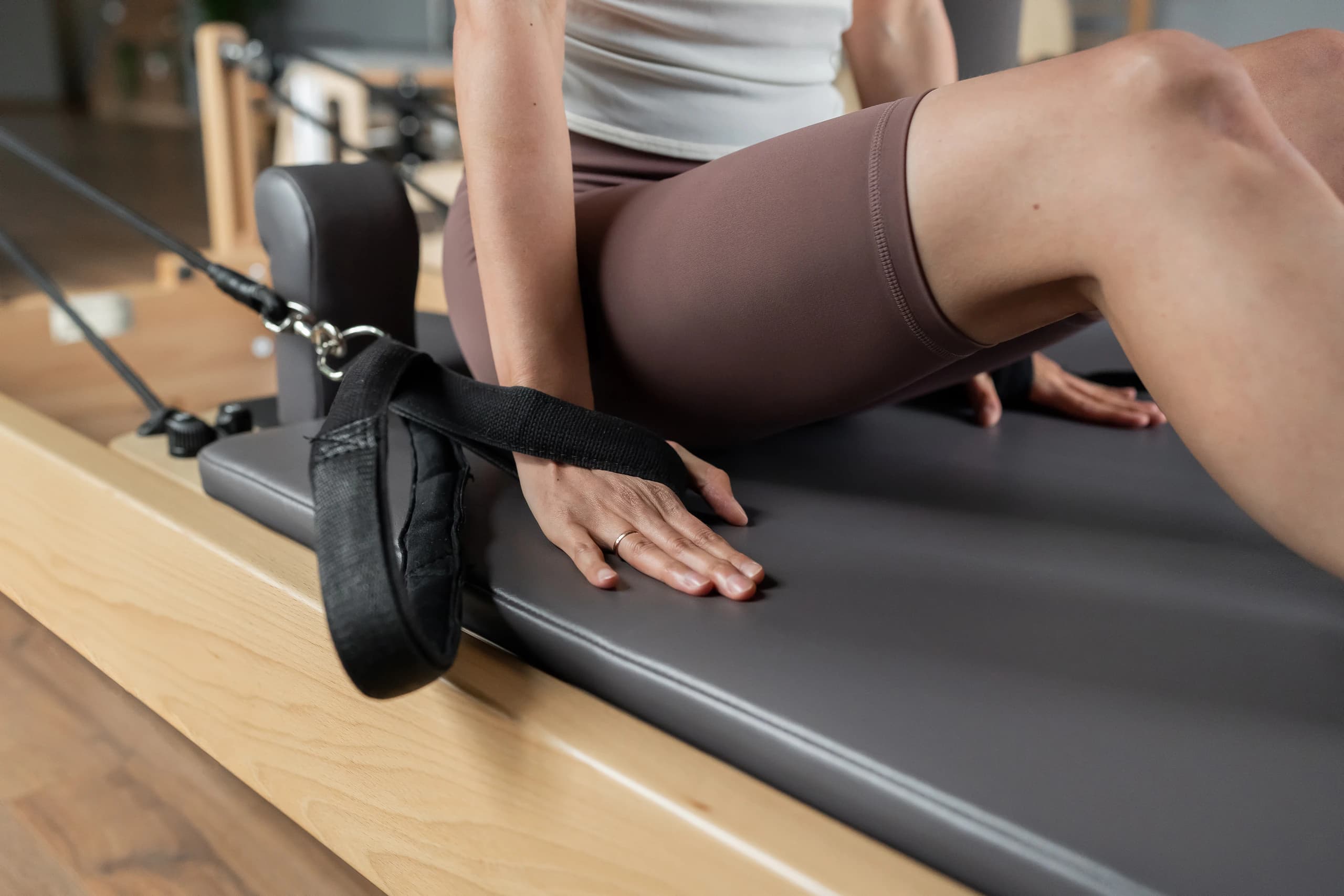 Reformer Pilates ekipmanı üzerinde kontrollü çalışma